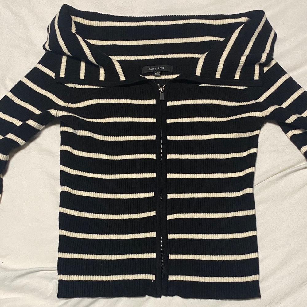 Love Tree Zip up Off-the-Shoulder Black and White Sweater